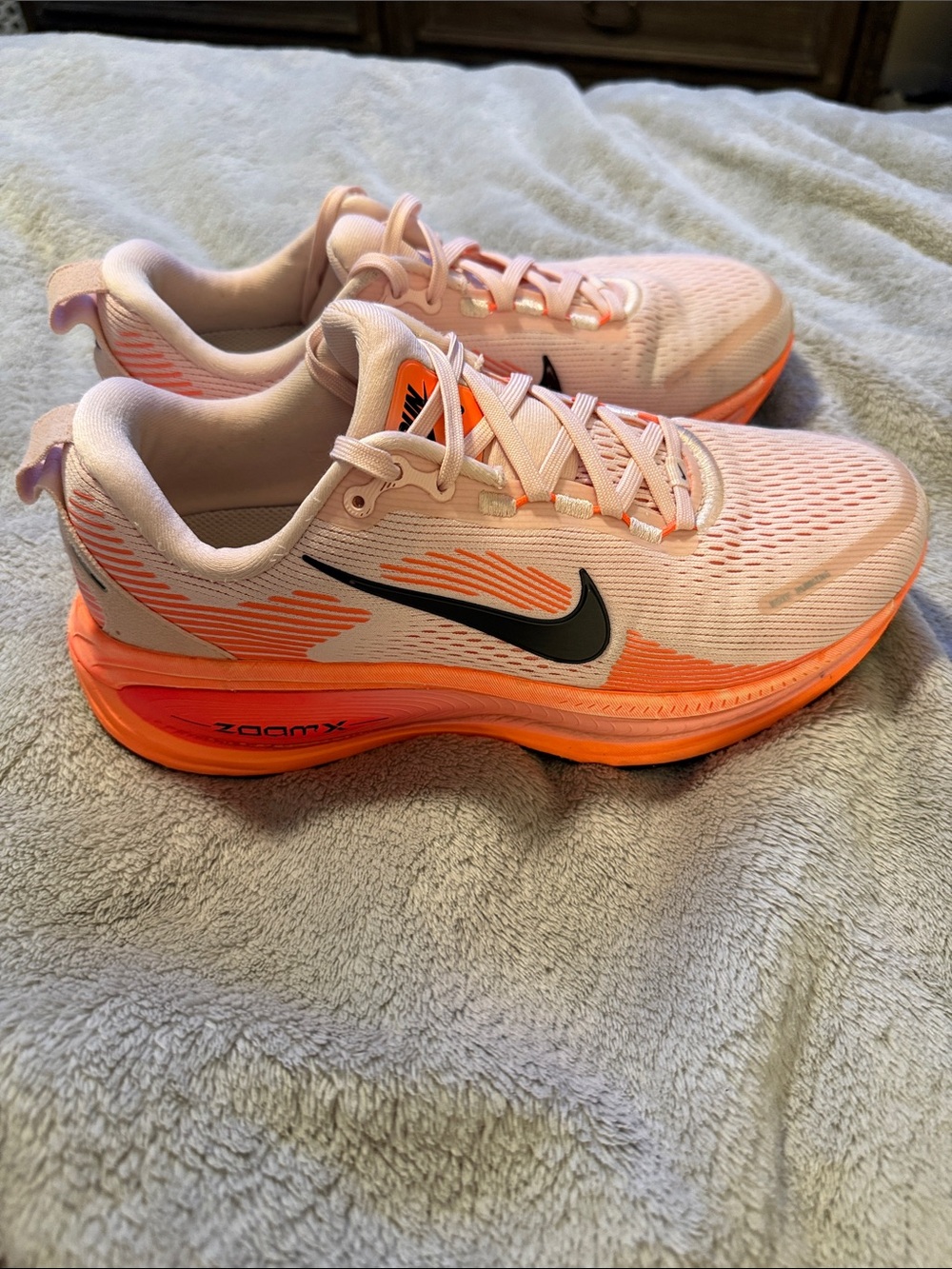 Nike vomero 18 Women's Light Pink and Coral Running Sneakers